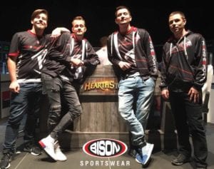 riSing eSports - tým esport v dresech Bison Sportswear.